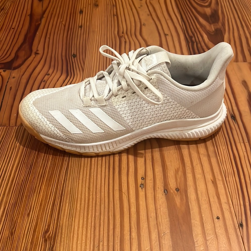Size 7 1/2 adidas volleyball shoe in great condition